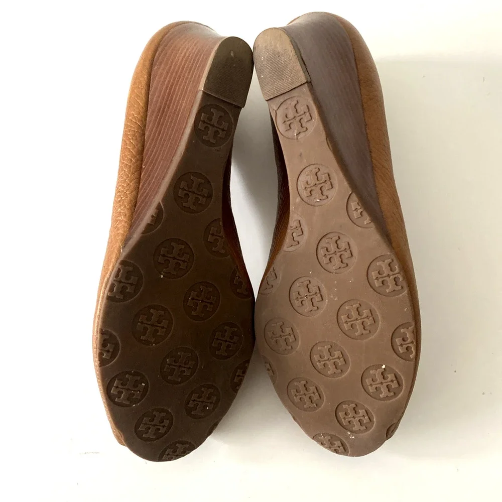 Tory Burch Sally Pump Wedge Heel Tan Brown Leather Gold Logo Peep Toe Cognac 8 M